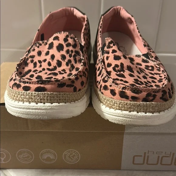 Hey Dude Women's Pink Leopard Flats size 8 - Picture 3 of 5